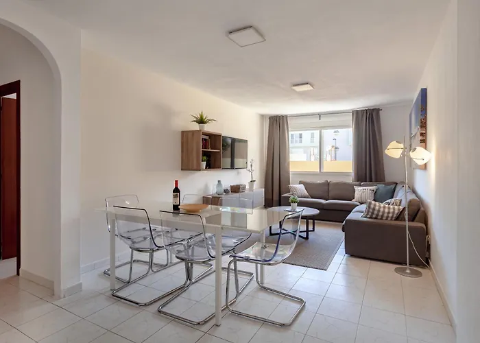 Modern Spacious 3 Bedroom Near The דירה *