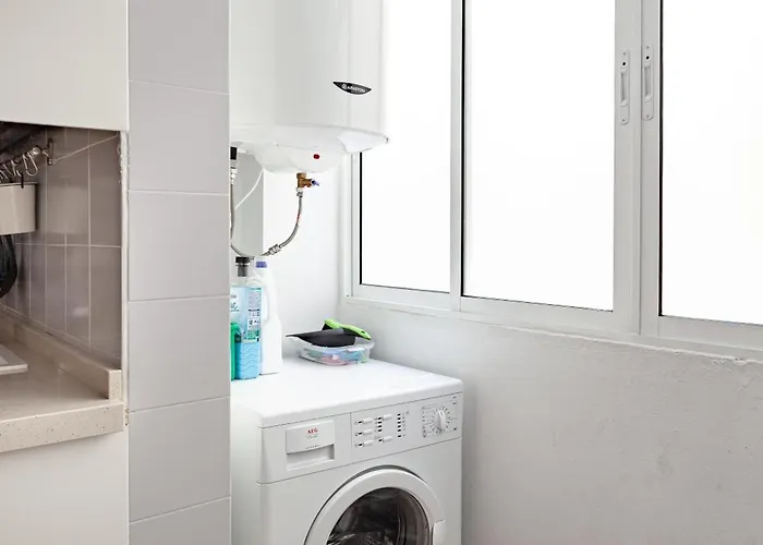 Modern Spacious 3 Bedroom Near The דירה *