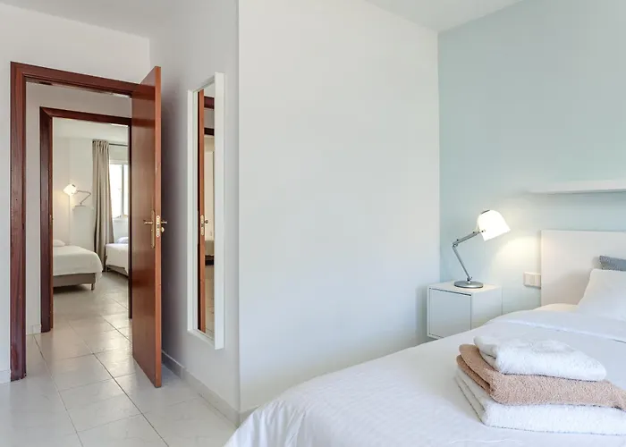 Modern Spacious 3 Bedroom Near The דירה *