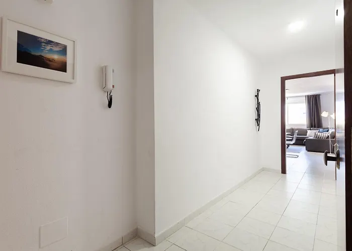 Modern Spacious 3 Bedroom Near The דירה