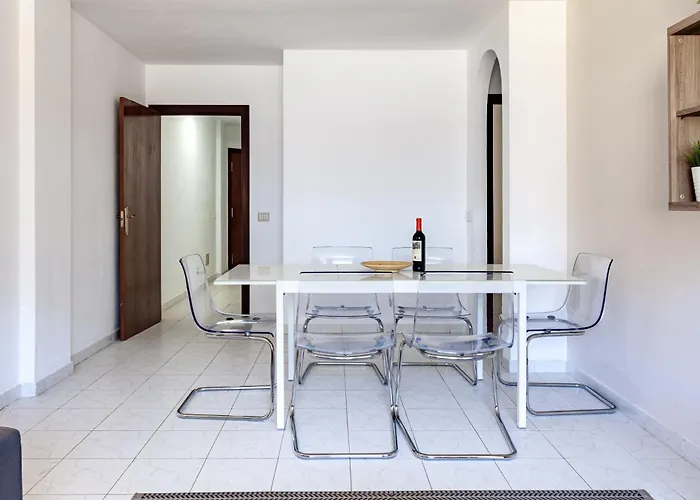 Modern Spacious 3 Bedroom Near The דירה